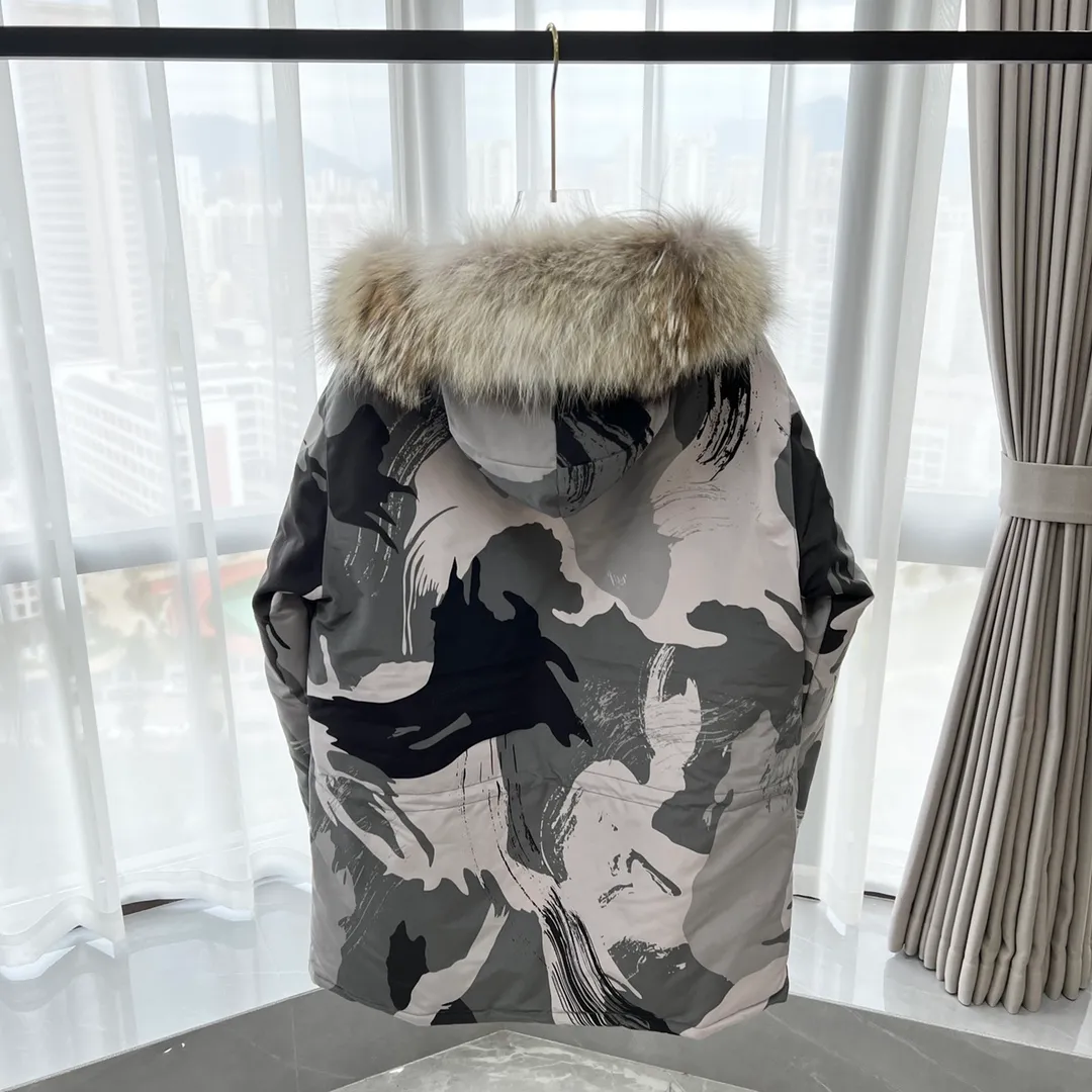 P800 Canada Goose "Canada Goose"🇨🇦 Beichen White / 08 Expedition Parka 4660M Product color: black, off-white, red, sand pink, sky blue, graphite gray, Beichen white, navy blue, sky blue, gray camouflage gray black label Product size: XS, S, M, L, XL, XXL The Expedition was originally a parka designed for scientists at the McMurdo Research Station in Antarctica. Whether your next journey takes you into the frozen urban jungle or across uncharted ice fields, wear Canada Goose's Expedition Parka and get proven results year after year in Antarctica by the National Science Foundation's Center for Polar Research.  Material list: 1⃣ Uses Y-shaped Velcro imported from Taiwan (exclusive in the market) 2⃣ Uses 18-count polyester-cotton blended fabric imported from South Korea (authentic synchronized fabric) 3⃣ National standard 80% white duck down, (zp uses 80% white duck down/90% of all boasts are fake) 4⃣ Western Canadian coyote hair (non-market dyed fox hair filled with wolf hair) Material analysis characteristics: 1⃣ The original/polyester-cotton fabric has a high polyester fiber content, and the polyester-cotton fabric has high heat and light resistance and good stability. It has bright colors, high fiber strength, durability, light resistance, heat resistance, and straightness. 2⃣ As we all know, the original version uses 80% white duck down. The fill power refers to the cubic inches of volume occupied by each ounce (30 grams) of down under certain conditions. If one ounce of down occupies 500 cubic inches, the fill power of the down is 500. So we can simply understand it as: fill power is the volume of down, and the volume of down is fill power. The higher the fill power of down, it means that under the same filling amount, down can fix a larger volume of air layer to keep warm and insulate, so the warmth retention of down is better. 3⃣ Western Canadian coyote hair, "large range of selected neck hair" is soft and fluffy, each wolf hair is 60-63 long / 14-16 wide at the peak, this width + preferred parts. It is basically unmatched by the same industry